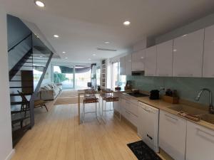 A kitchen or kitchenette at Casa Del Mar, piscina privada frente al mar