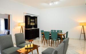 een woonkamer met een eettafel en stoelen bij R & G Seaview Apartment in Agios Nikolaos +16 foto's