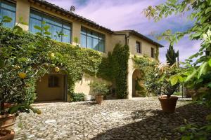 Una casa con l'edera sul lato. di allegretti agriturismo a Castelnuovo Berardenga