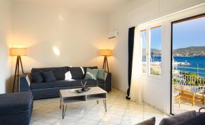 een woonkamer met een bank en een tafel bij R & G Seaview Apartment in Agios Nikolaos