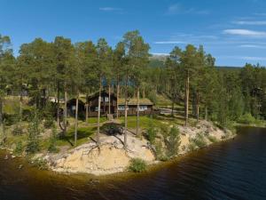 a house on an island in the middle of a river at Lyxigt timmerhus i fjällen, Lofsdalen, Hjortehytta in Lofsdalen