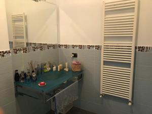 ein Bad mit einem Waschbecken und einem Spiegel in der Unterkunft Dilly Home Holiday-Casa vacanze in Aci Castello