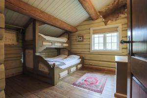 a room with two bunk beds in a log cabin at Lyxigt timmerhus i fjällen, Lofsdalen, Hjortehytta in Lofsdalen