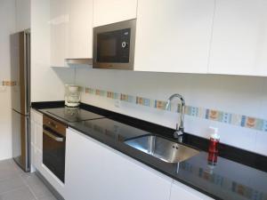 a kitchen with a sink and a microwave at Acogedor apartamento en Anguiano in Anguiano