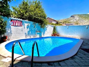 ein großer blauer Pool im Hof in der Unterkunft Hotel & Spa Villa Luxe in Mostar