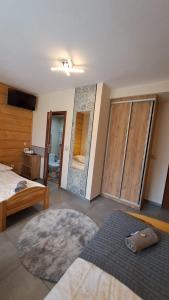 ムジャシフレにあるU Biziomaのベッドルーム1室(ベッド1台付)、バスルーム(シャワー付)が備わります。