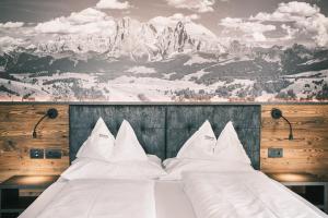 Postel nebo postele na pokoji v ubytování Kristiania Small Dolomites Hotel