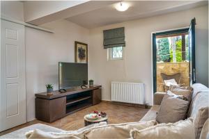 TV a/nebo společenská místnost v ubytování Suburban Elegant Studios