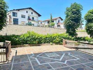 a courtyard with a brick wall and a building at Al Belvedere vista Langhe in Benevello