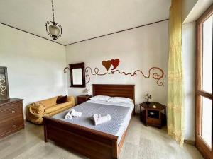 A bed or beds in a room at Al Belvedere vista Langhe