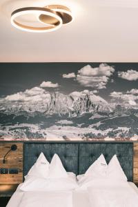 Postel nebo postele na pokoji v ubytování Kristiania Small Dolomites Hotel