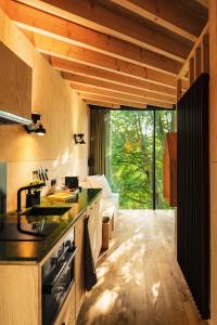 Η κουζίνα ή μικρή κουζίνα στο Hutstuf - The Owl & Private Rooftop Spa +12 φωτογραφίες