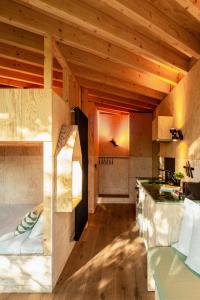 Η κουζίνα ή μικρή κουζίνα στο Hutstuf - The Owl & Private Rooftop Spa