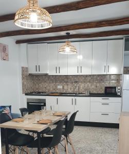 Kuchyň nebo kuchyňský kout v ubytování Casa de la Hoz