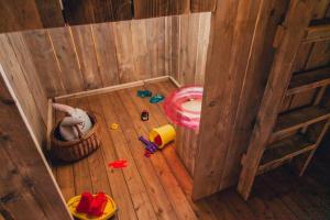 nad głową pokoju zabaw z drewnianą podłogą w obiekcie Camping Sènia Riu w mieście Sant Pere Pescador