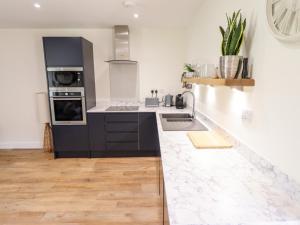 Dapur atau dapur kecil di The Grange Cottage 2 +15 gambar