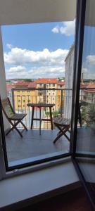 uma mesa e cadeiras numa varanda com vista em Brand new two room apartment #64 in Elite Rezidence with free secure parking em Praga