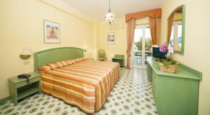 Postel nebo postele na pokoji v ubytování Hotel Ambasciatori + 37 fotografií
