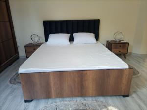 a bed in a room with two nightstands and a bed sidx sidx sidx at Appartement du Sacré cœur in Alger