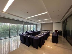 una grande sala riunioni con tavoli e sedie di Holiday Inn Express Fuzhou Downtown, an IHG Hotel a Fuzhou