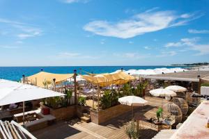 uma vista para uma praia com guarda-sóis e para o oceano em #43 Design Studio Terrace AC Wifi Sea View 1min Beach em Nice