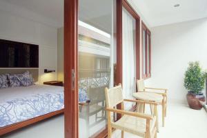 Postel nebo postele na pokoji v ubytování Seminyak Lagoon All Suites Hotel + 60 fotografií