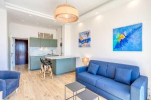 salon z niebieską kanapą i kuchnią w obiekcie #43 Design Studio Terrace AC Wifi Sea View 1min Beach w Nicei