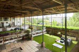 un grande edificio con patio erboso di The Chelmsford Hideaway - Spacious 5BDR House with Patio + Garden a Chelmsford