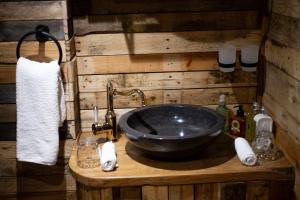 Fotografie z fotogalerie ubytování Burtree Country House, Tipi's, Treehouse & Lodge & house rooms with hot tubs in a private garden v destinaci Thirsk