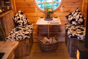 Posezení v ubytování Burtree Country House, Tipi's, Treehouse & Lodge & house rooms with hot tubs in a private garden
