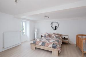En eller flere senger på et rom på Le Verdier - Charmante maison pour 10 avec jardin