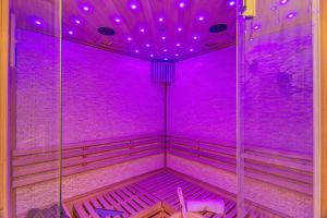 加來的住宿－Le Saint-Pierre - Idéalement situé avec sauna，紫色客房,设有紫色灯桑拿