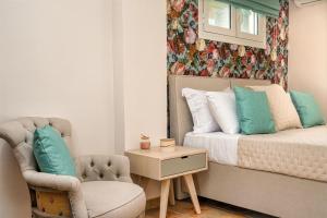 una piccola camera con letto e sedia di Suburban Elegant Studios a Città di Zante