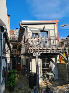 a white house with a balcony and a patio at Hotel b&b altes hinterhäusel in Freiberg