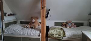 Łóżko lub łóżka w pokoju w obiekcie Brīvdienu māja Koknesē