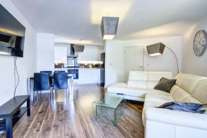 sala de estar con sofá blanco y mesa en Sunderland Short Stays 2 bedroom apartment Free Parking Fulwell SR6, en Sunderland