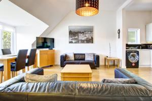 un soggiorno con divano e tavolo di Sunderland Short Stays 2 bedroom apartment Free Parking Fulwell SR6 a Sunderland