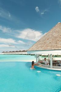 Bazén v ubytování Nova Maldives nebo v jeho okolí