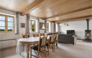 comedor y sala de estar con mesa y sillas en Pet Friendly Home In Skrbk With House A Panoramic View, en Skærbæk