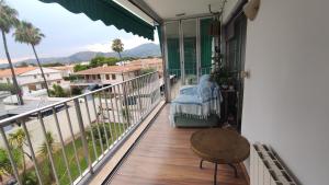 balcone con letto e vista sulla città di Apartamento con piscina y cerca de la playa a Benicàssim