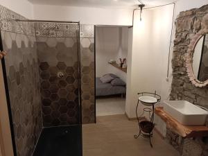 B&B Ca' dal Sol في Selvanizza: حمام مع دش ومغسلة