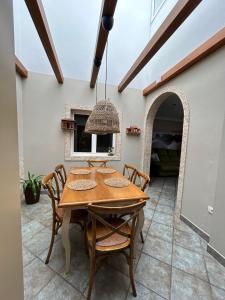 因赫尼奧的住宿－Casa Daniella Vivienda A，一间带木桌和椅子的用餐室
