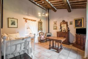 1 dormitorio con 1 cama y 1 mesa en una habitación en Casa Francesco, en Palazzina