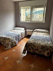 um quarto com duas camas e uma janela em Villa Rosa Rasero 