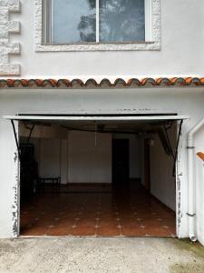 eine offene Garage unter einem Gebäude mit Fenster in der Unterkunft Villa Rosa Rasero 