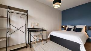 מיטה או מיטות בחדר ב-Les appartements de Louis
