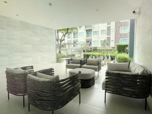 Ruang duduk di 芭提雅Fnb Central 无边泳池
