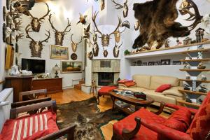 un soggiorno con divano e camino di Hunting Lodge - Happy Rentals 