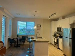 een keuken met een aanrecht en een tafel met stoelen bij Contemporary Cozy Apartment in Baltimore
