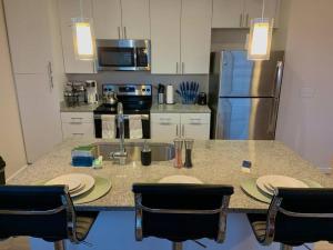 een keuken met een aanrecht met een wastafel en een koelkast bij Contemporary Cozy Apartment in Baltimore